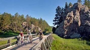 Un puente de madera con ciclistas.