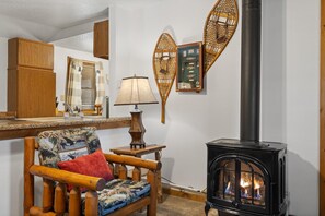 Interior - Adorable Cabin Thirty Minutes from Mt Rushmore - Super Clean Cabin On Canyon Lake Thirty Minutes from Mt Rushmore (Rapid City)