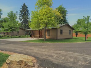 Exterior - Adorable Cabin Thirty Minutes from Mt Rushmore - Super Clean Cabin On Canyon Lake Thirty Minutes from Mt Rushmore (Rapid City)