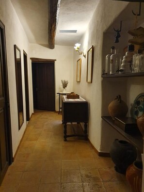 المنشأة من الداخل