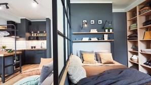 A modern bedroom with a large bed, bedside tables, and a built-in wardrobe. - Modern Apartment with Balcony | Close to the Metro (Warszawa)
