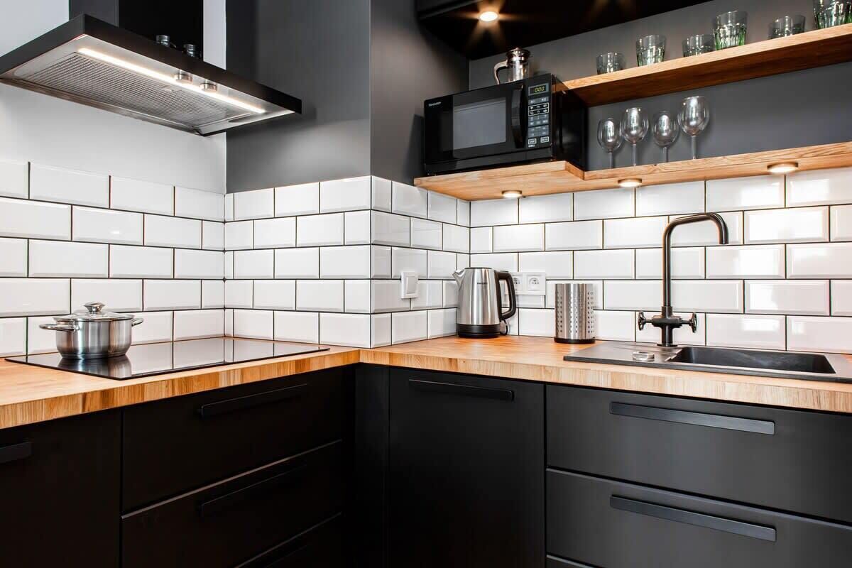 Kühlschrank, Mikrowelle, Ofen, Herdplatte