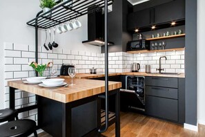 Frigorifero, microonde, forno, piano cottura