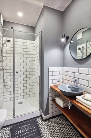 Douche, séchoir à cheveux, serviettes fournies, shampooing