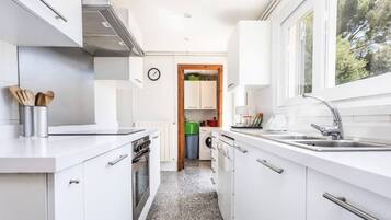 Een koelkast, een magnetron, een oven, een kookplaat