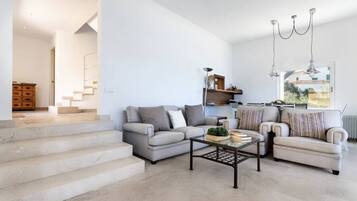 Een televisie en boeken