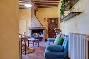 Fernseher, Kamin, Tischtennisplatte, Bücher