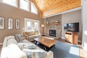 Smart TV, fireplace - Elevated Dog Friendly Escape w/ Hot Tub & Fire Pit (Oakland)