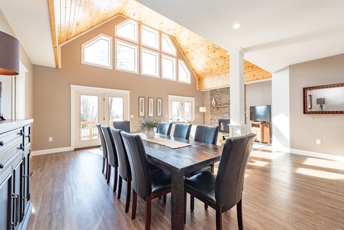Elevated Dog Friendly Escape w/ Hot Tub & Fire Pit