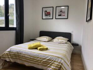 2 bedrooms, desk, iron/ironing board, travel crib - Ladrine and its garden  (Honfleur)