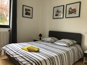 2 camere, una scrivania, ferro/asse da stiro, culla da viaggio