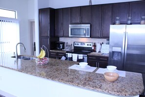 Microwave, dishwasher, coffee/tea maker, cookware/dishes/utensils - Upscale apartment in the energy corridor (Houston)