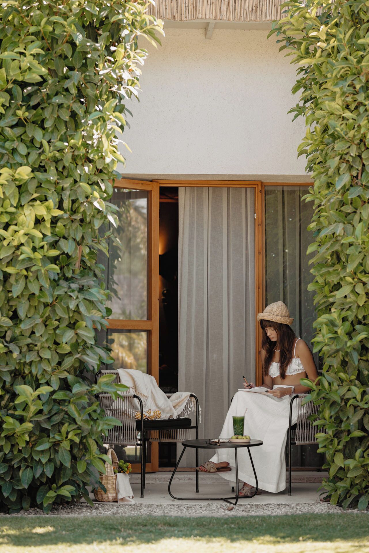 Garden room with pool view | Blick auf den Garten