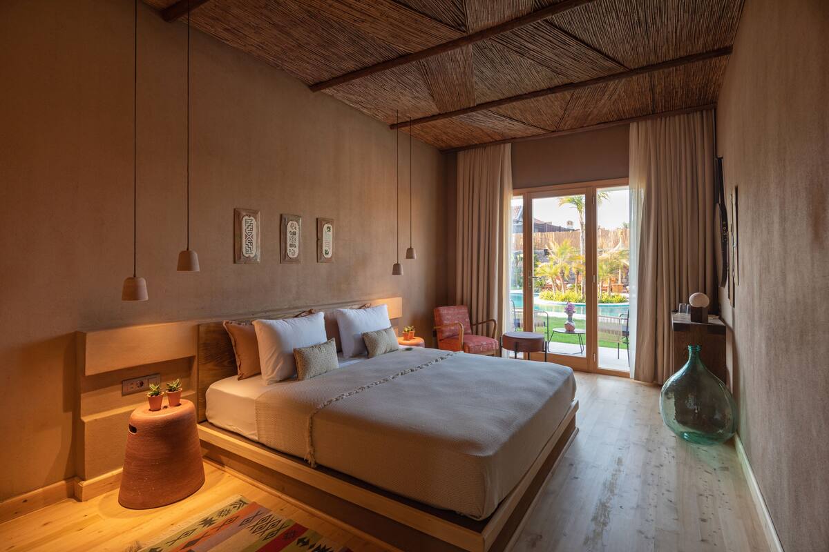 Garden room with pool view | 高級寢具、迷你吧、客房內保險箱、書桌