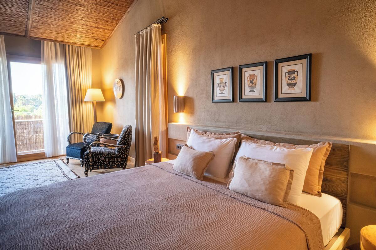 Superior Room with Balcony | 高級寢具、迷你吧、客房內保險箱、書桌
