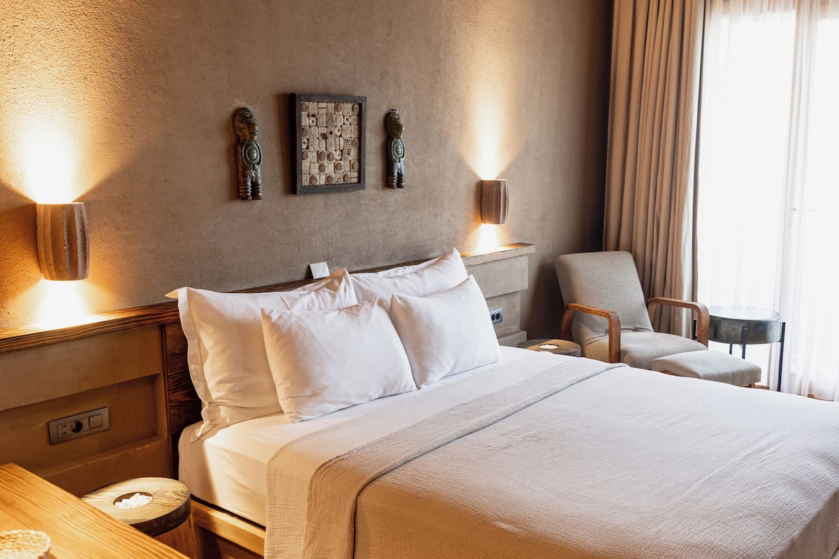 Room with Balcony | Premium bedding, minibar, in-room safe, individually decorated