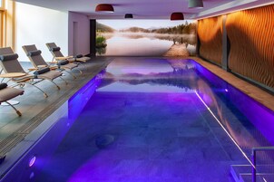 Una piscina techada, abierta desde las 07:00 hasta las 20:00, sombrillas