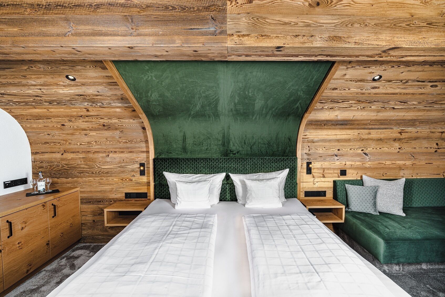 Grand Deluxe Doppelzimmer | Zona de estar | Una tableta, una oficina