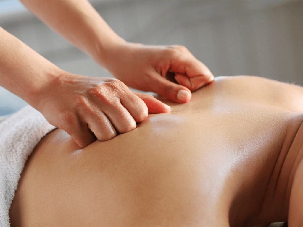 Une personne recevant un massage sur une table de massage.