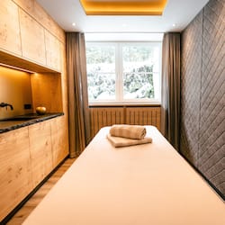 Body treatments, hydrotherapy, aromatherapy, hot stone massages