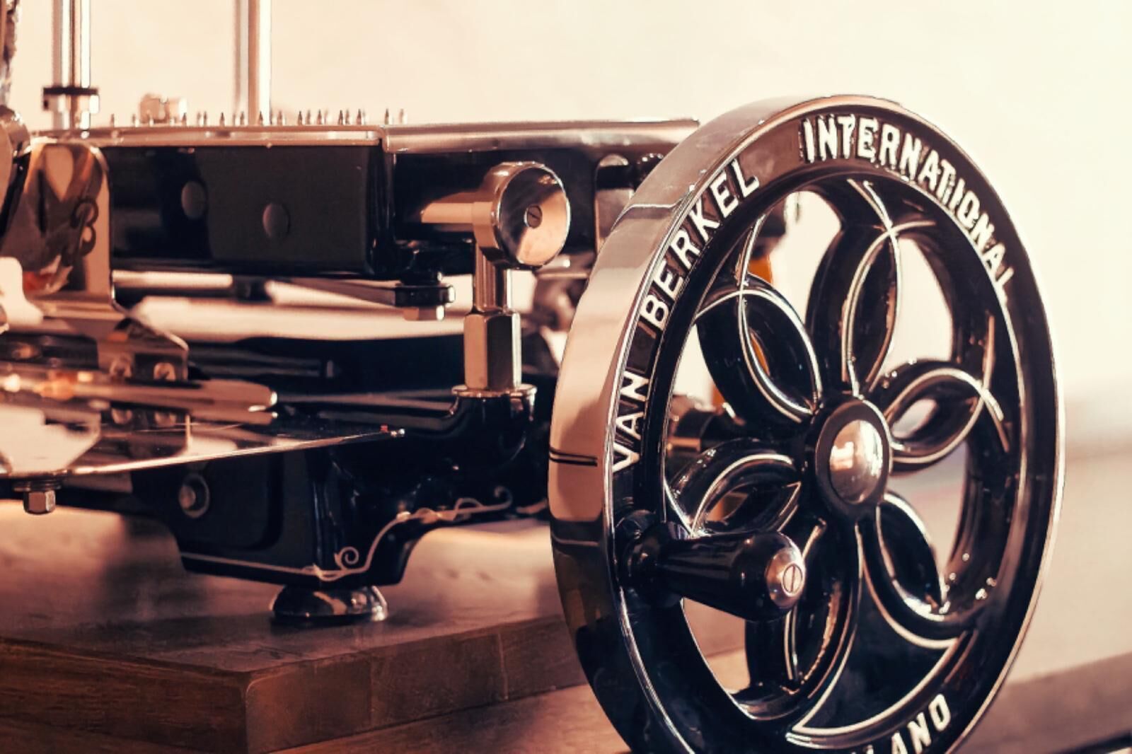 Ein Detailbild einer Maschine mit einem Rad, das 'VAN BERKEL INTERNATIONAL' beschriftet.