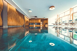 Una piscina techada, abierta desde las 07:00 hasta las 20:00, sombrillas