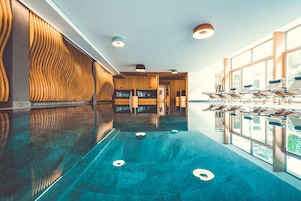 Una piscina techada, abierta desde las 07:00 hasta las 20:00, sombrillas