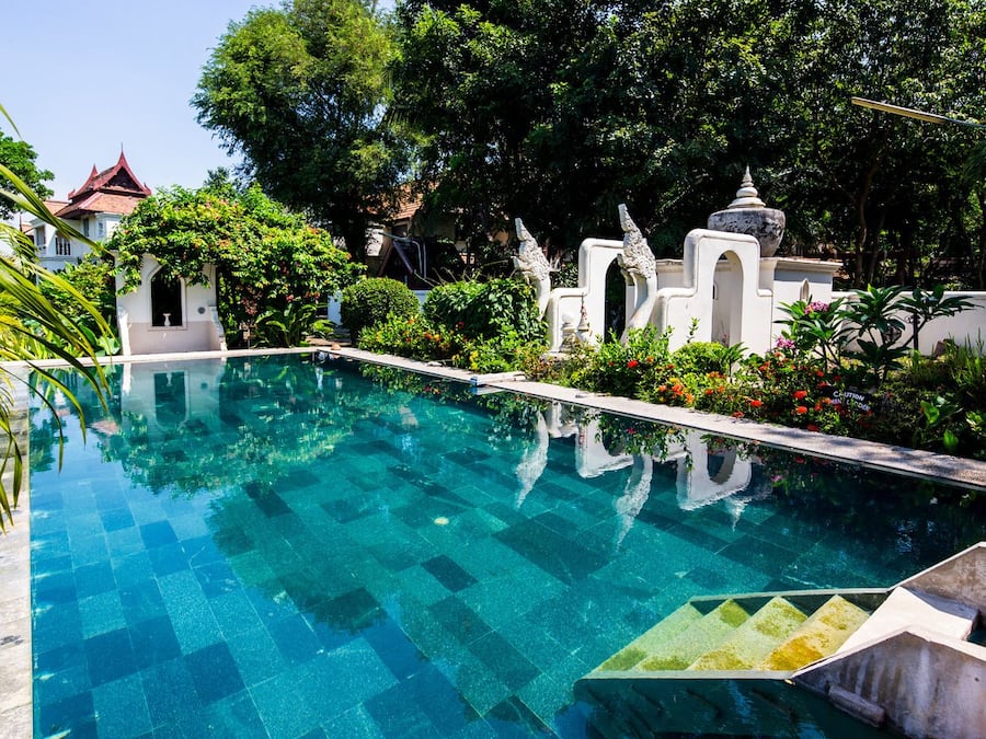 Utomhuspool och solstolar