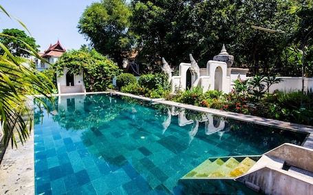 Una piscina al aire libre, sillones reclinables de piscina. Ayutthaya Garden River Home