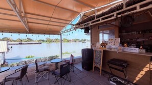 Aperto a colazione, pranzo e cena, cucina locale 