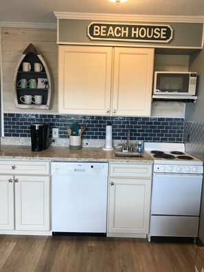 Micro-ondes, plaque de cuisson, lave-vaisselle, cafetière/bouilloire