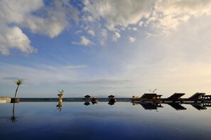 Una piscina al aire libre, camas de piscina gratis, sombrillas