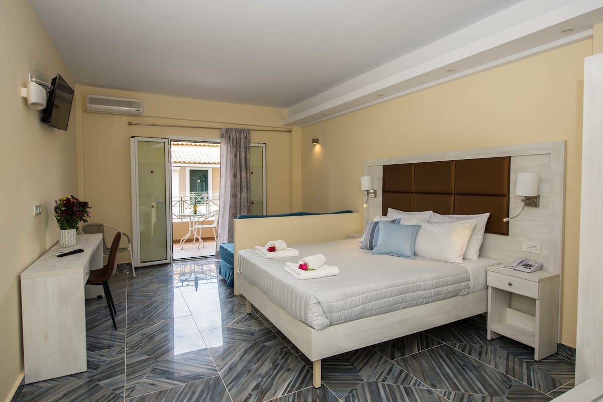 Suite junior, vista al jardín | Caja de seguridad en la habitación, wifi gratis y ropa de cama