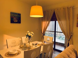 Appartement Luxe, 4 chambres | Restauration dans la chambre