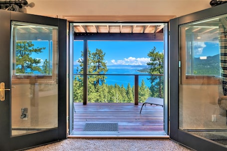 Interior. Lx10 lakeview jewel of sierra theater , hot tub