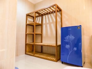 Een bureau, verduisterende gordijnen, geluiddichte muren, gratis wifi