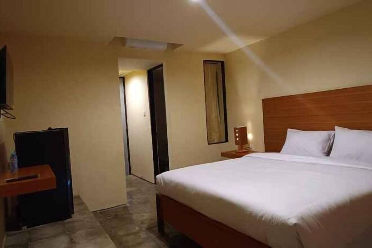 Desk, blackout curtains, soundproofing, free WiFi