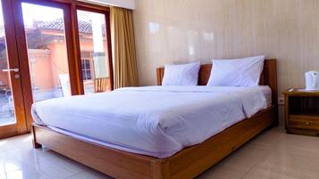 Desk, blackout drapes, soundproofing, free WiFi