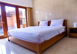 Desk, blackout drapes, soundproofing, free WiFi - Guna Graha Kuta (Kuta)