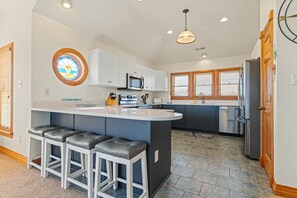 Kylskåp, mikrovågsugn, ugn och spishäll