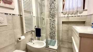 Dusche, Bidet, Handtücher
