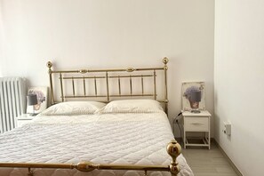 1 bedroom, bed sheets