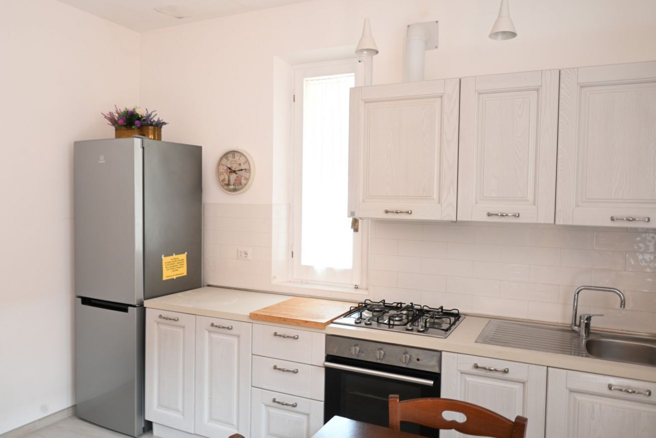 Een koelkast, een oven, een eettafel