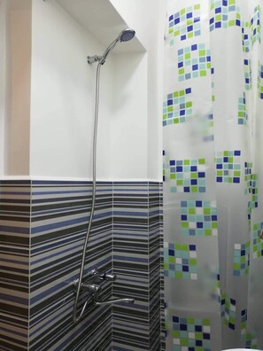 Haartrockner, Handtücher, Shampoo, Toilettenpapier