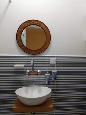 Hair dryer, towels, shampoo, toilet paper