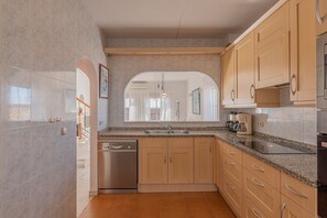 KĂŒhlschrank, Mikrowelle, Ofen, GeschirrspĂŒler