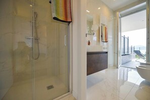 Douche, sèche-cheveux, serviettes fournies