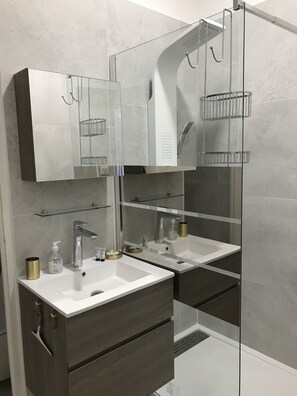 Dusche, Haartrockner, Handtücher, Seife