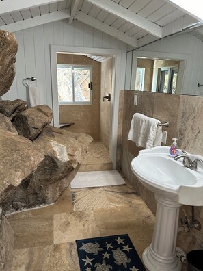 Dusche, Haartrockner, Handtücher, Seife