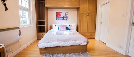 1 dormitorio, tabla de planchar con plancha, wifi y ropa de cama